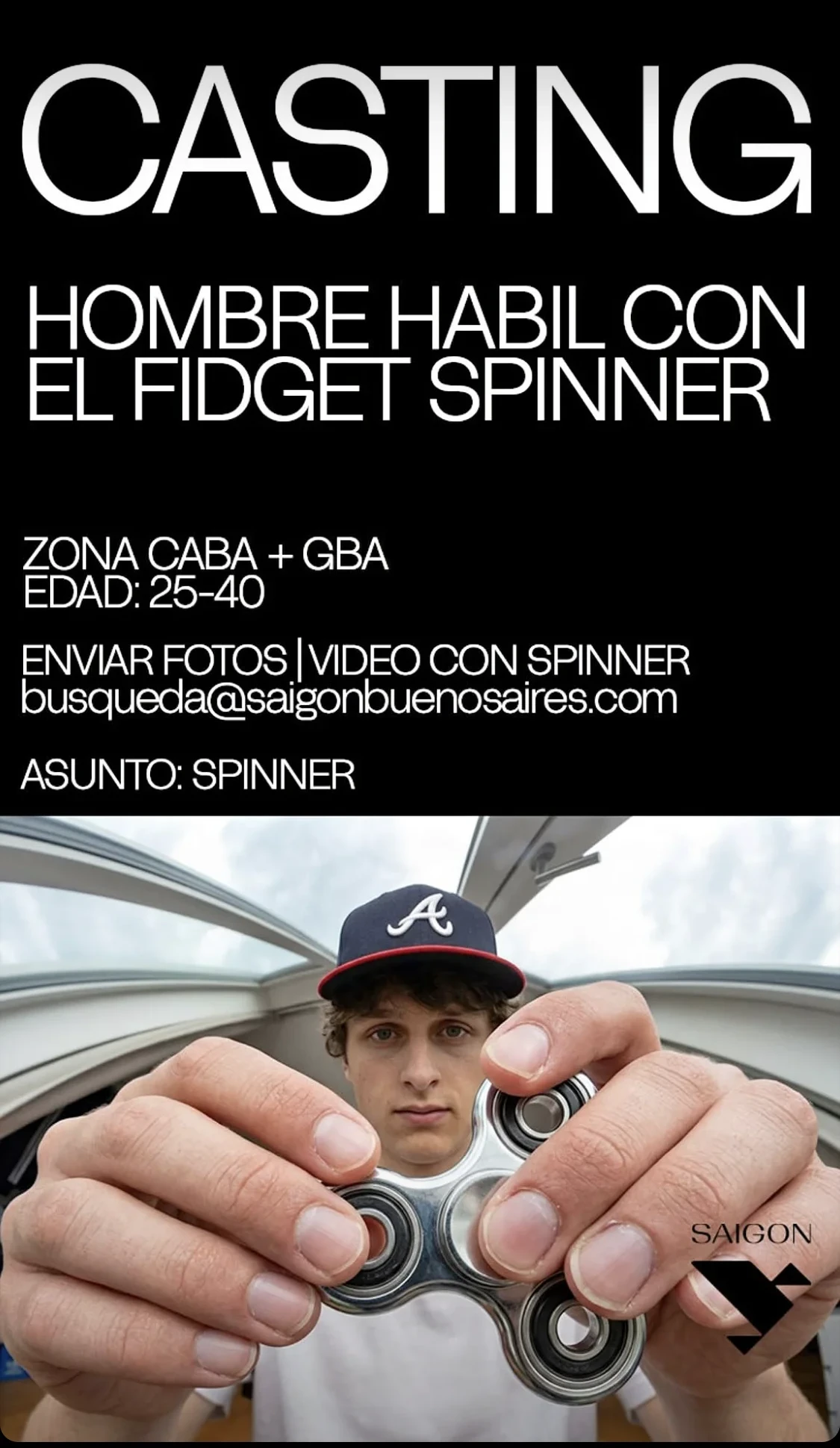 Hombre hábil con el fidget spinner de 25 a 40 años